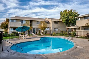 Oasis Apartments in Clovis, CA - Building Photo