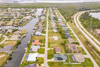 2704 SW 25th St in Cape Coral, FL - Foto de edificio - Building Photo