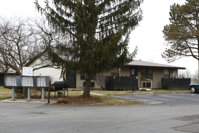 Pine Grove Apartments in Elwood, IN - Building Photo - Building Photo