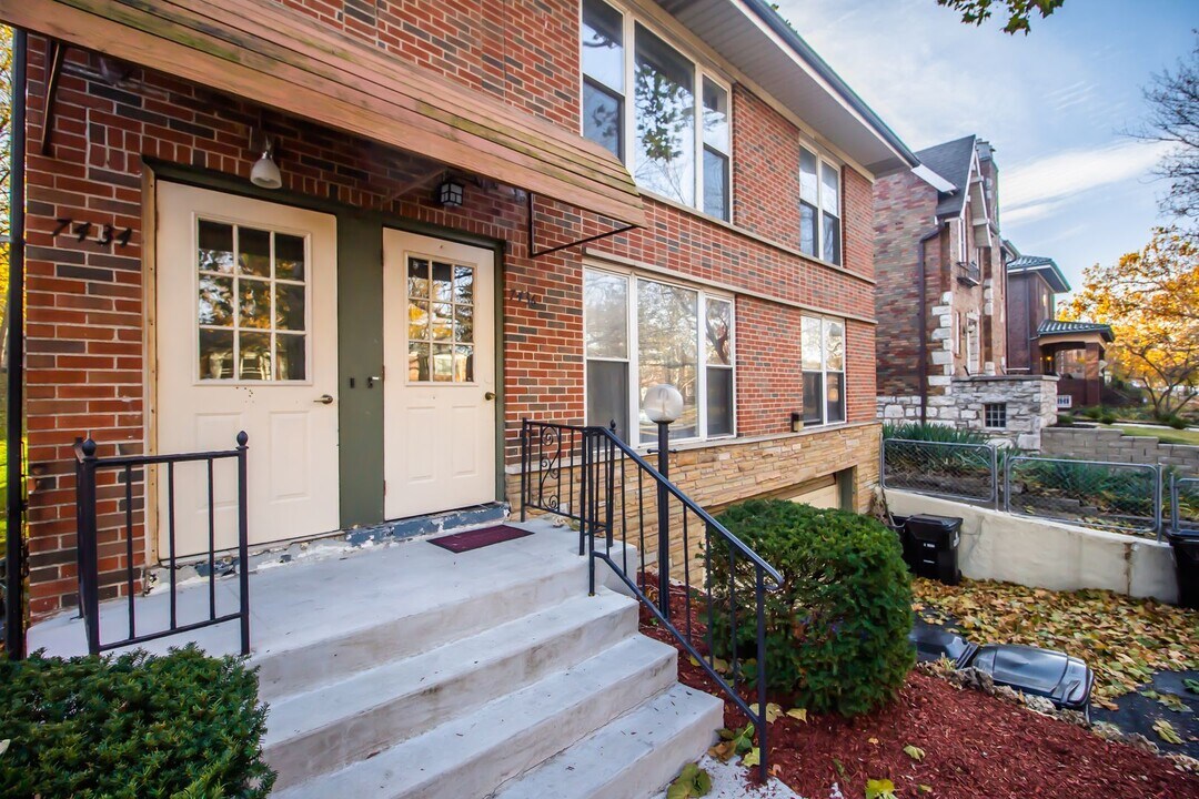 7434 Delmar Blvd in University City, MO - Building Photo