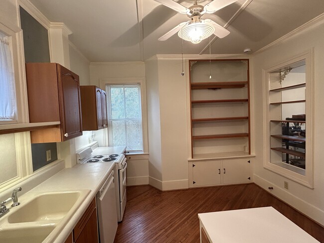 305 W 3rd St, Unit #1   1st floor in Muscatine, IA - Foto de edificio - Building Photo