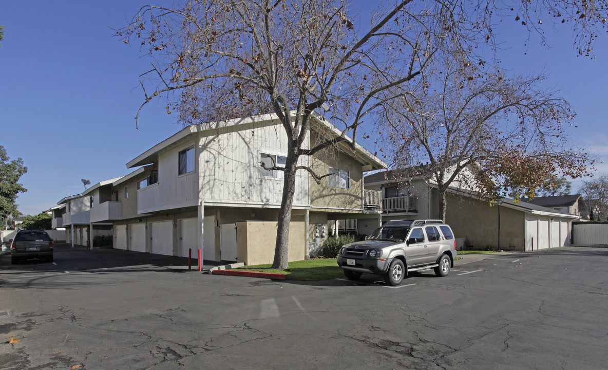 Beachwood Apartments in Costa Mesa, CA - Foto de edificio