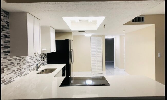7430 Sunshine Skyway Ln S, Unit 604 in St. Petersburg, FL - Foto de edificio - Building Photo