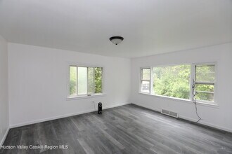 17 Rear Chapel St in Ellenville, NY - Foto de edificio - Building Photo