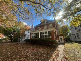 810 W Edwards St in Springfield, IL - Building Photo