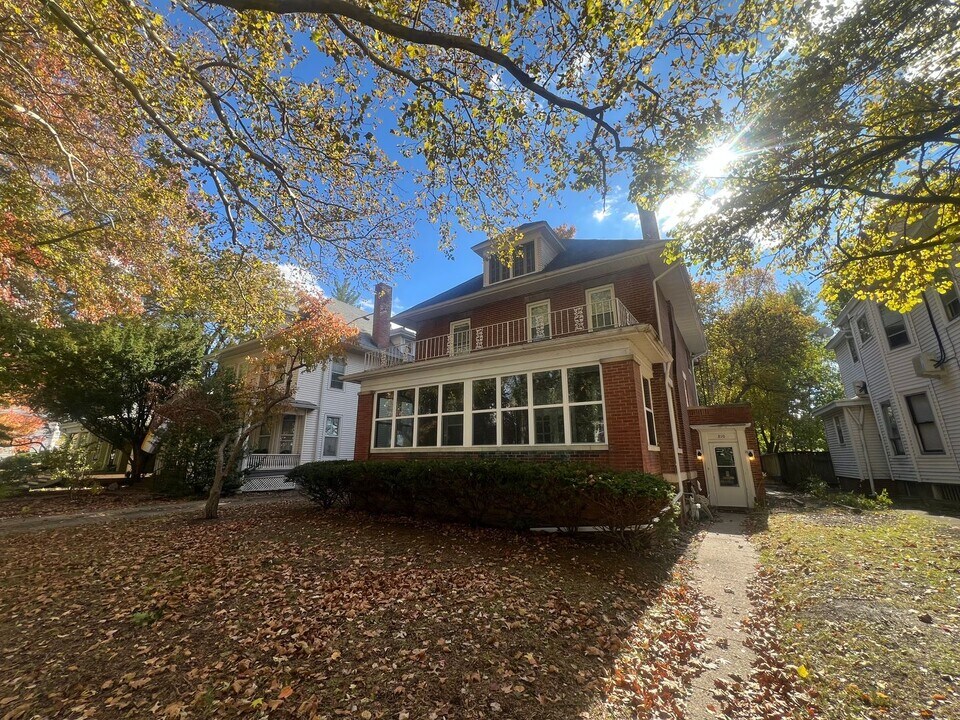 810 W Edwards St in Springfield, IL - Building Photo