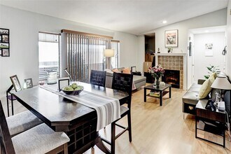 1915 Augusta Dr-Unit -33 in Houston, TX - Building Photo - Building Photo