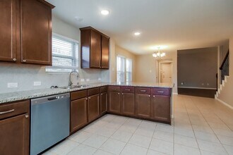 5107 Gulf Stream Ln in Bacliff, TX - Foto de edificio - Building Photo