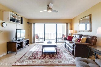 555 Harrison Ave, Unit 402 in Cape Canaveral, FL - Foto de edificio - Building Photo