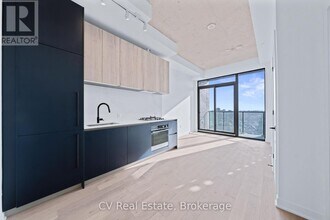 2625 Dundas St W in Toronto, ON - Building Photo - Building Photo