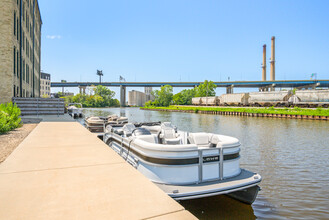 River Place Lofts in Milwaukee, WI - Foto de edificio - Building Photo