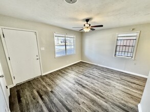 3955 Bishops Bridge Rd in Memphis, TN - Foto de edificio - Building Photo