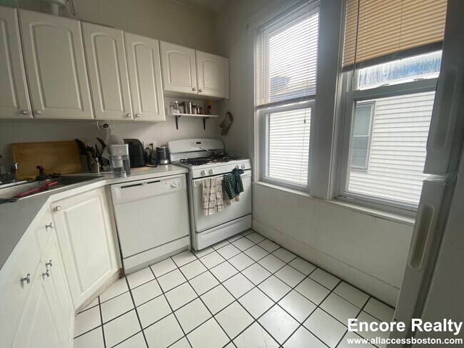 530 Cambridge St, Unit #3 in Boston, MA - Building Photo - Building Photo