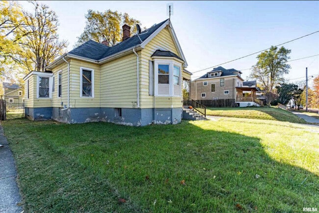 property at 1622 N California Ave