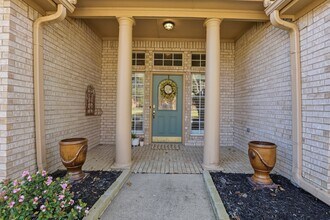 1101 Countryhill Dr in Keller, TX - Foto de edificio - Building Photo