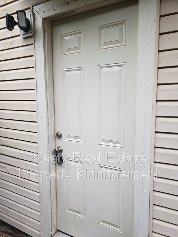 property at 809 Fox Run Ave