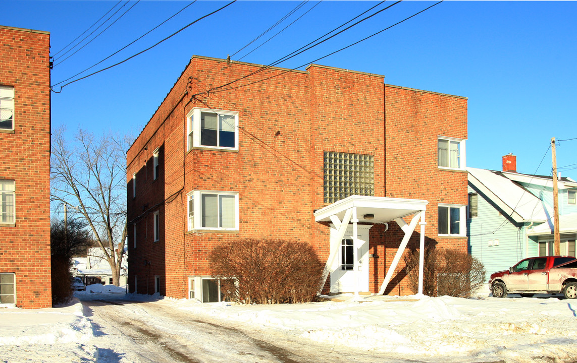 5204 Lee Rd in Maple Heights, OH - Building Photo