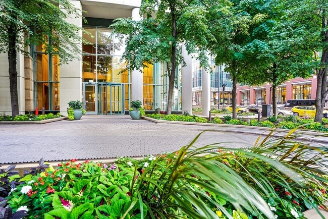 345 N LaSalle St in Chicago, IL - Building Photo - Building Photo