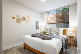 1600 Lake Washington Blvd in Seattle, WA - Building Photo - Building Photo