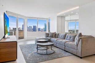 1717 N Bayshore Dr in Miami, FL - Building Photo