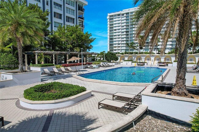 5600 Collins Ave in Miami, FL - Building Photo - Building Photo