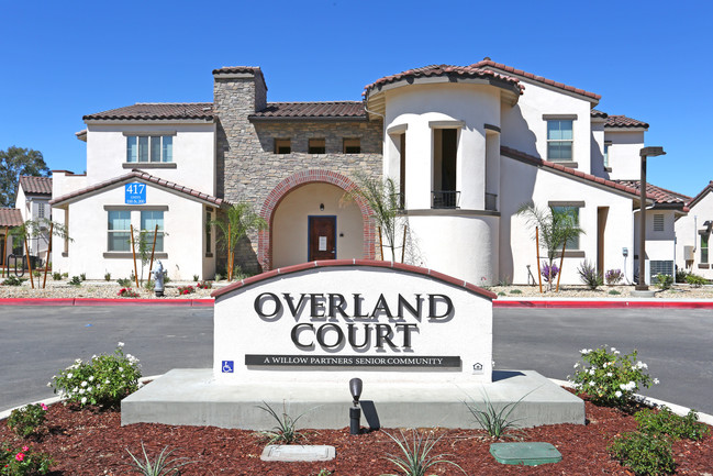 Overland Court Apartments - 62+ Senior Living in Los Banos, CA - Foto de edificio - Building Photo