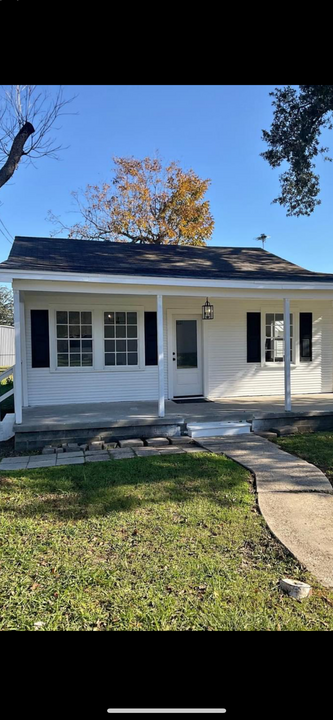 2304 1st St in Jeanerette, LA - Building Photo