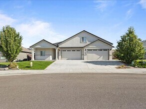 7002 W 28th Ave in Kennewick, WA - Building Photo - Building Photo