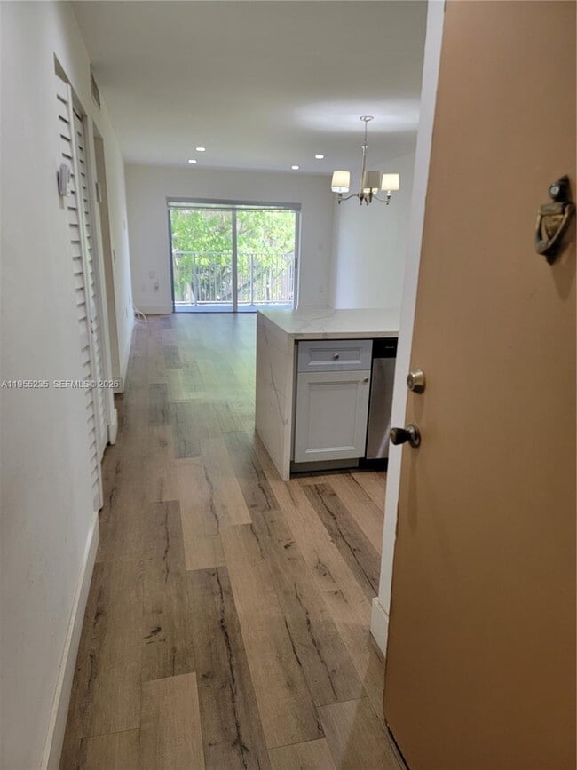 5112 NW 79th Ave in Doral, FL - Foto de edificio - Building Photo