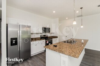 1021 Locust Ave in Palm Bay, FL - Foto de edificio - Building Photo