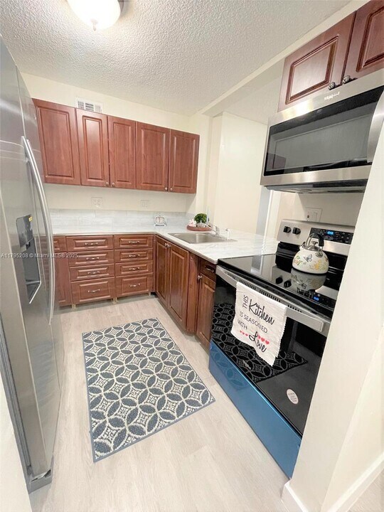 15969 NW 64th Ave, Unit 202 in Miami Lakes, FL - Building Photo