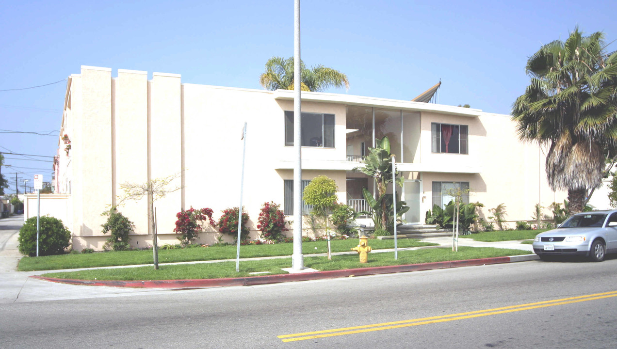 2611 Ocean Ave in Venice, CA - Foto de edificio