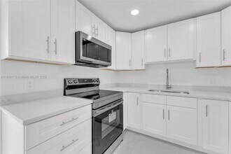 1390 SW 50th Ave in Fort Lauderdale, FL - Building Photo - Building Photo