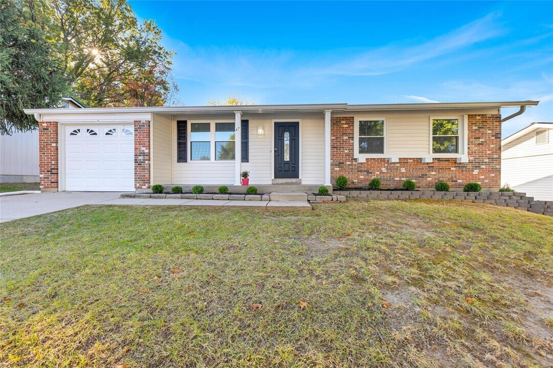47 Oak Hill Ln in St. Peters, MO - Building Photo
