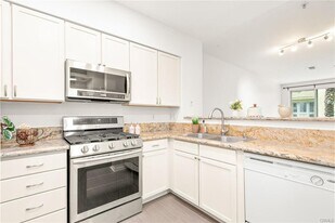 6400 Crescent Park E, Unit 121 in Los Angeles, CA - Building Photo