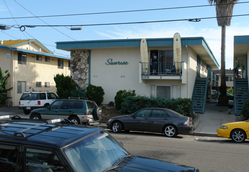 Sunrise in Goleta, CA - Foto de edificio