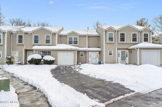 33 S Pointe Cir in Tinton Falls, NJ - Building Photo - Building Photo