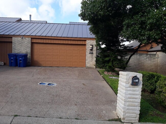 106 Martingale in Laredo, TX - Foto de edificio - Building Photo