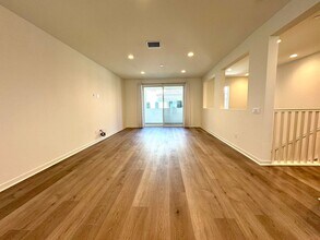 607 Shadowbrook in Lake Forest, CA - Building Photo - Building Photo