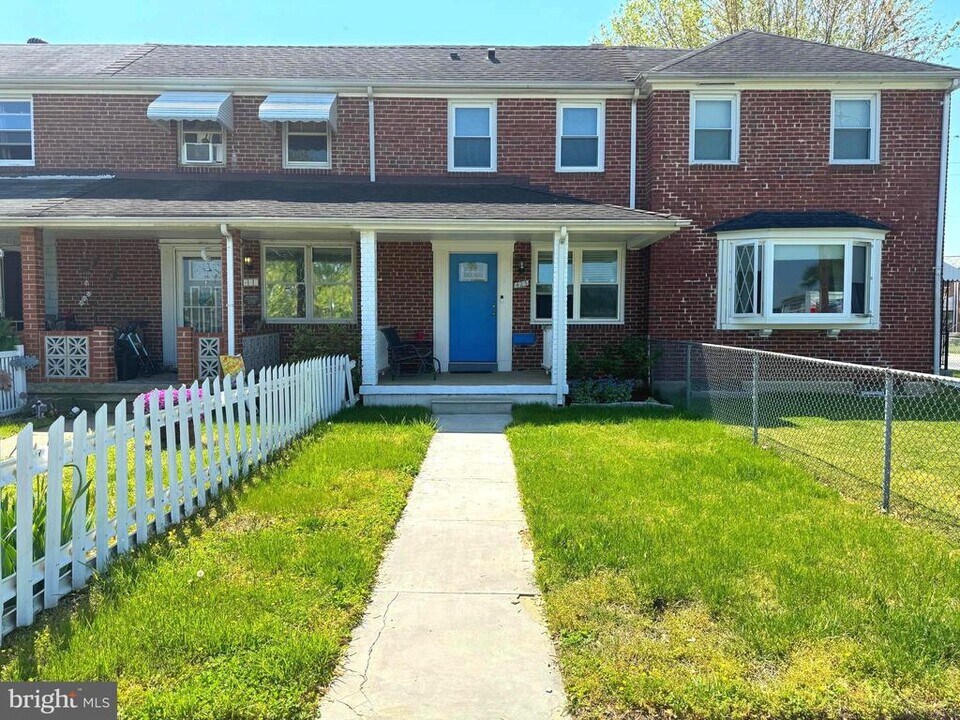 423 Oakwood Rd in Dundalk, MD - Building Photo