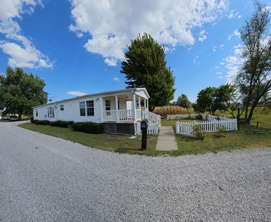 64120 US Hwy 136 in Auburn, NE - Building Photo