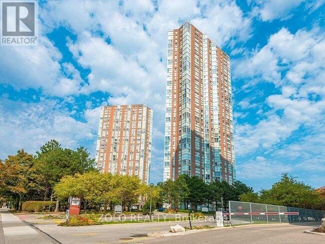 7 Concorde Pl in Toronto, ON - Building Photo - Building Photo