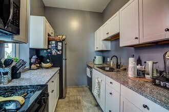 844 Oak St, Unit 2 in Cincinnati, OH - Building Photo - Building Photo