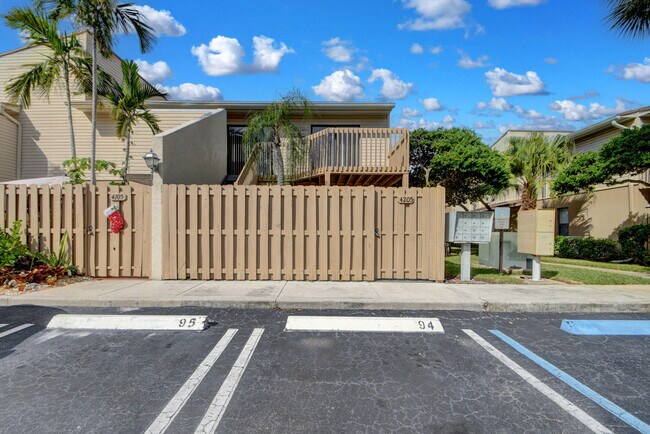 614 Executive Center Dr in West Palm Beach, FL - Building Photo - Building Photo
