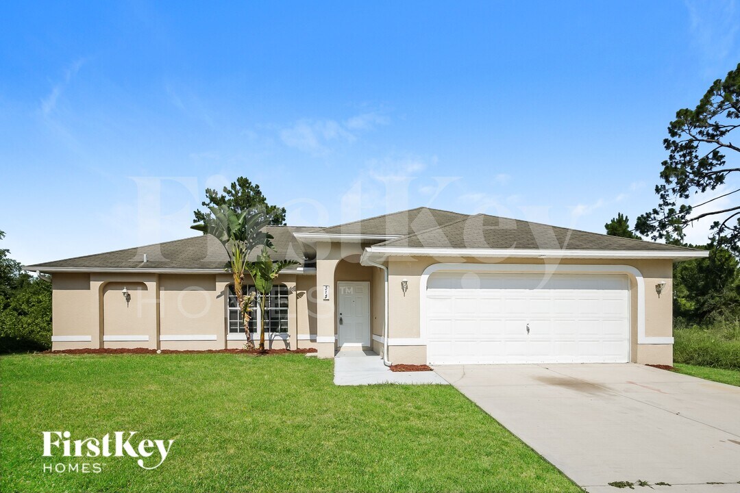 315 Dill Ave in Lehigh Acres, FL - Foto de edificio