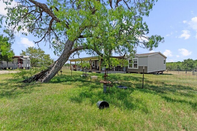 480 Grandpa Rd in Lockhart, TX - Foto de edificio - Building Photo