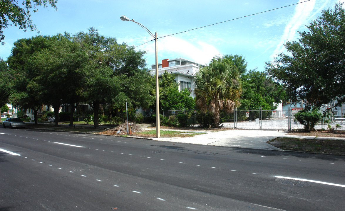 Southland Apartments in St. Petersburg, FL - Building Photo