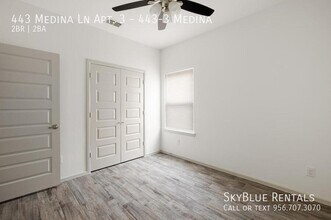 443 Medina Drive Service Rd in Alamo, TX - Foto de edificio - Building Photo