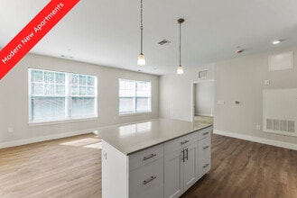 Woodview at Randolph in Randolph, MA - Foto de edificio - Building Photo