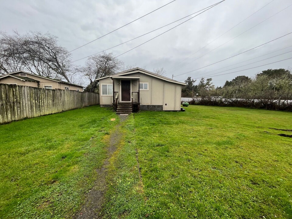 2183 Peninsula Dr in Arcata, CA - Building Photo